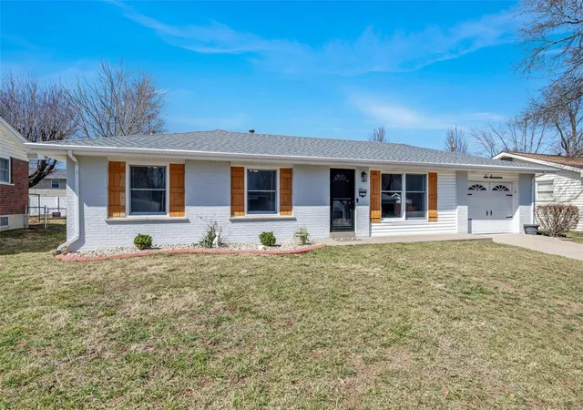 Photo 1 of Single family home for sale at 617 Norma Dr, Saint Charles, MO 63301 | MLS# 25012965 | Listing updated on 2025-03-15