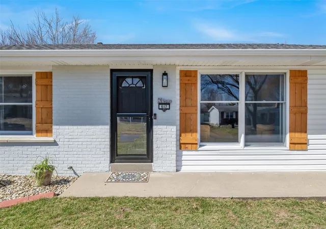 Photo 2 of Single family home for sale at 617 Norma Dr, Saint Charles, MO 63301 | MLS# 25012965 | Listing updated on 2025-03-15