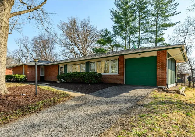 Photo 3 of Single family home for sale at 714 Lantern Ln, Saint Louis, MO 63132 | MLS# 25013027 | Listing updated on 2025-03-20