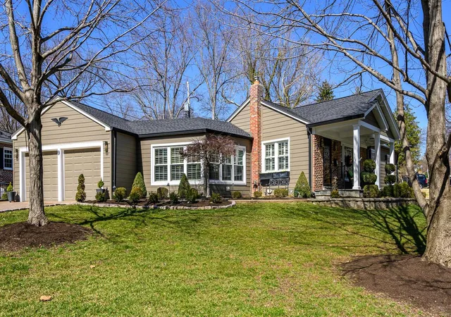 Photo 3 of Sale Pending at 9 Cheyenne Ct, Saint Louis, MO 63122 | MLS# 25013030 | Listing updated on 2025-03-17