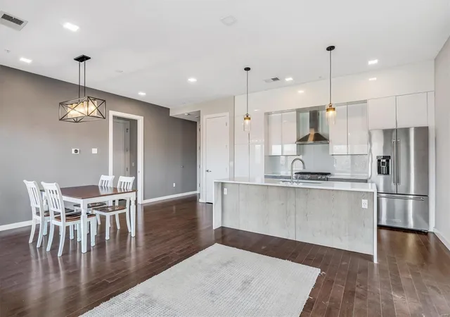 Photo 4 of Condo for sale at 4101 Laclede Ave #411, Saint Louis, MO 63108 | MLS# 25013065 | Listing updated on 2025-03-07