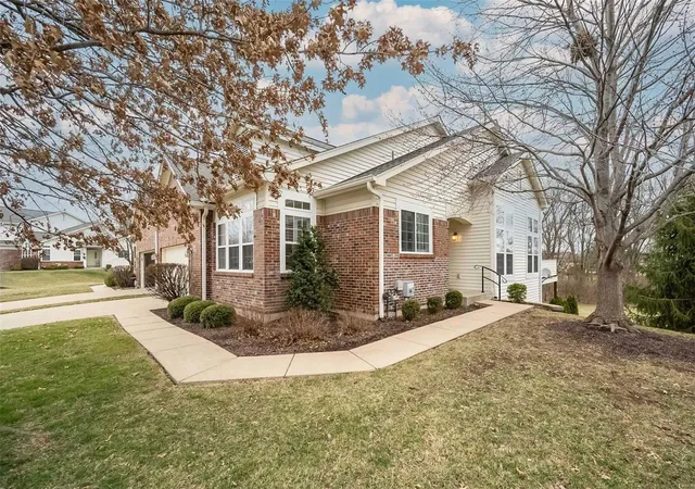 Photo 1 of Sale Pending at 809 Waterford Villas Dr #5, Lake Saint Louis, MO 63367 | MLS# 25013088 | Listing updated on 2025-03-11