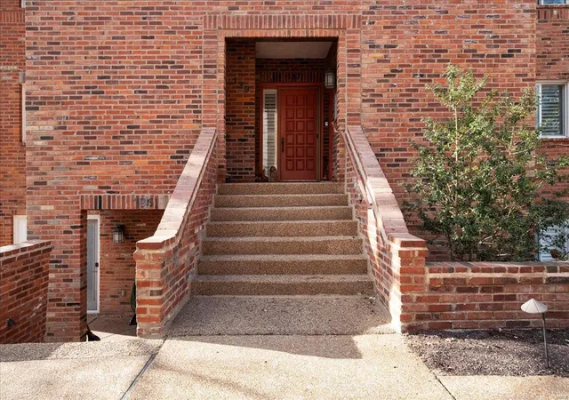 Photo 1 of Condo for sale at 139 Gay Ave, Saint Louis, MO 63105 | MLS# 25013094 | Listing updated on 2025-03-21