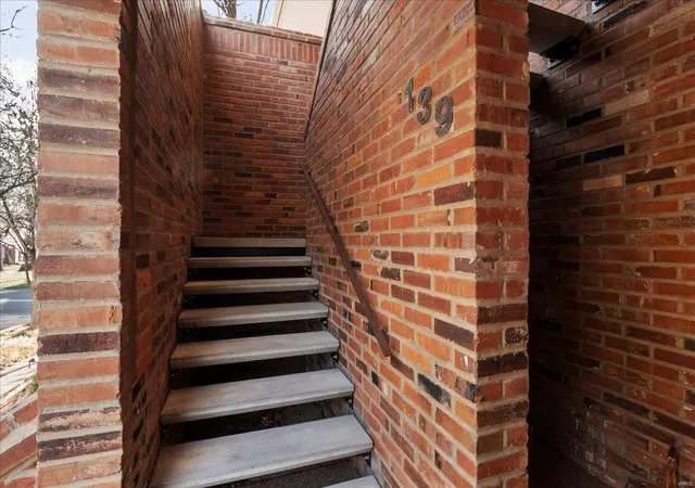 Photo 2 of Condo for sale at 139 Gay Ave, Saint Louis, MO 63105 | MLS# 25013094 | Listing updated on 2025-03-21