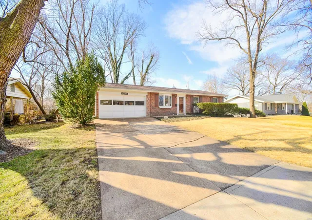 Photo 2 of Sale Pending at 9402 Fredric Ct, Saint Louis, MO 63144 | MLS# 25013203 | Listing updated on 2025-03-17
