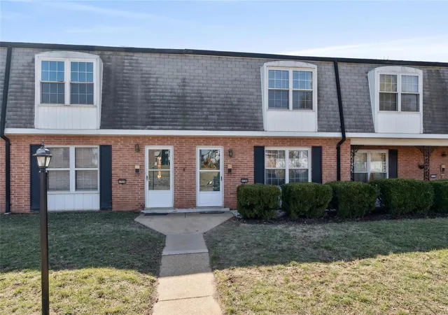 Townhouse for sale at 1730 Mayenne Ct, Saint Louis, MO 63125 | MLS# 25013206
