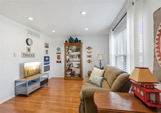 Photo 3 of Townhouse for sale at 1730 Mayenne Ct, Saint Louis, MO 63125 | MLS# 25013206 | Listing updated on 2025-03-18
