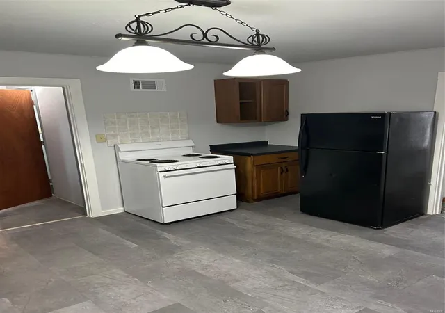 Photo 2 of Multi family home for sale at 866 Washington Ave, Alton, IL 62002 | MLS# 25013214 | Listing updated on 2025-03-06