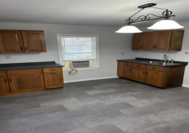 Photo 2 of Multi family home for sale at 866 Washington Ave, Alton, IL 62002 | MLS# 25013214 | Listing updated on 2025-03-06