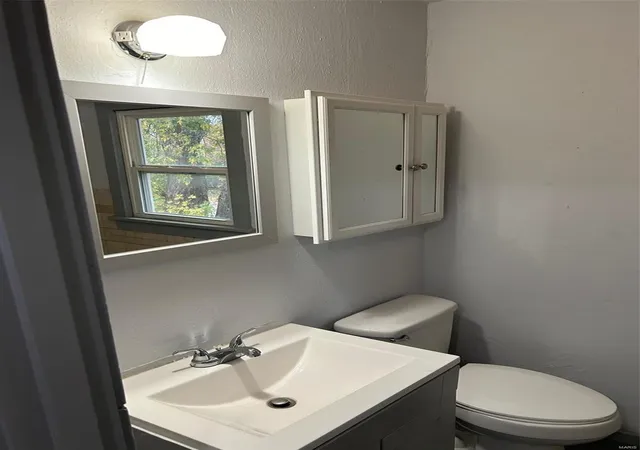 Photo 3 of Multi family home for sale at 866 Washington Ave, Alton, IL 62002 | MLS# 25013214 | Listing updated on 2025-03-06