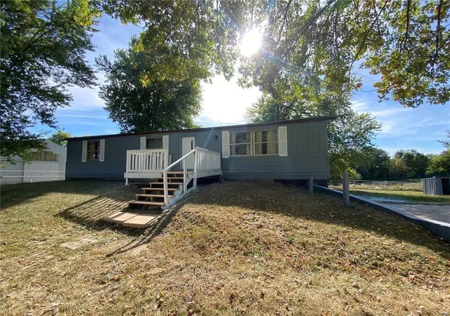 Photo 2 of Sale Pending at 400 Shakelford St, Wellsville, MO 63384 | MLS# 25013228 | Listing updated on 2025-03-11