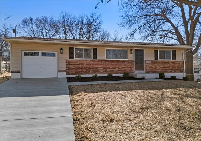 Photo 2 of Sale Pending at 10140 Florinda Dr, Saint Louis, MO 63123 | MLS# 25013286 | Listing updated on 2025-03-11