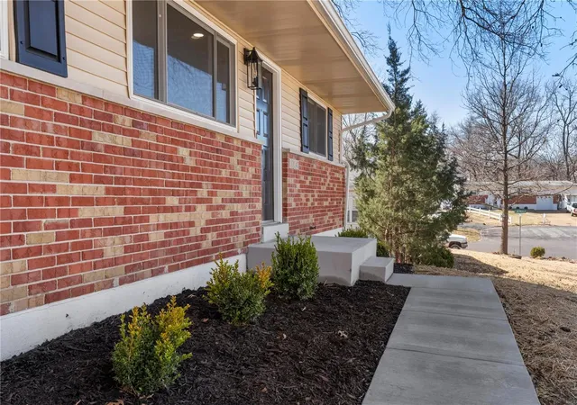 Photo 3 of Sale Pending at 10140 Florinda Dr, Saint Louis, MO 63123 | MLS# 25013286 | Listing updated on 2025-03-11
