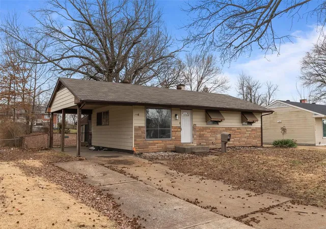 Photo 3 of Sale Pending at 10424 Spring Garden Dr, Saint Louis, MO 63137 | MLS# 25013322 | Listing updated on 2025-03-16