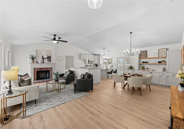 Photo 2 of Single family home for sale at 11 Bentbrook Ct, Saint Peters, MO 63376 | MLS# 25013328 | Listing updated on 2025-03-10