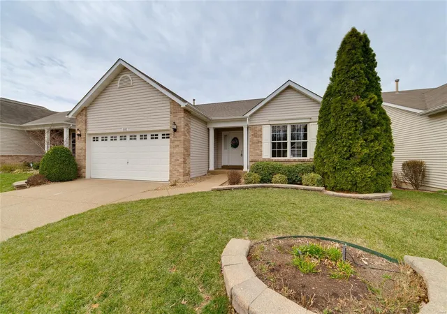 Photo 2 of Single family home for sale at 582 Owls Perch Dr, Lake Saint Louis, MO 63367 | MLS# 25013402 | Listing updated on 2025-03-25