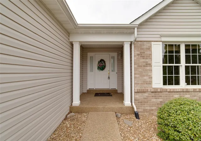 Photo 3 of Single family home for sale at 582 Owls Perch Dr, Lake Saint Louis, MO 63367 | MLS# 25013402 | Listing updated on 2025-03-25
