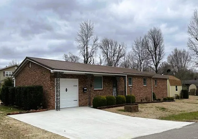 Photo 1 of Single family home for sale at 501 Forrest, Dexter, MO 63841 | MLS# 25013457 | Listing updated on 2025-03-07