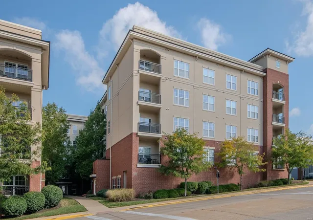 Listing Photo 2 - Condo for sale in building located at 1241 Strassner Dr, Brentwood, MO 63144 - Unit #1104