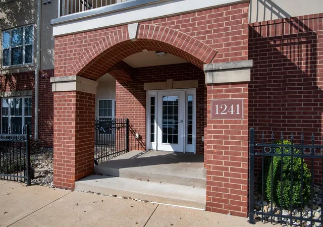 Listing Photo 3 - Condo for sale in building located at 1241 Strassner Dr, Brentwood, MO 63144 - Unit #1104