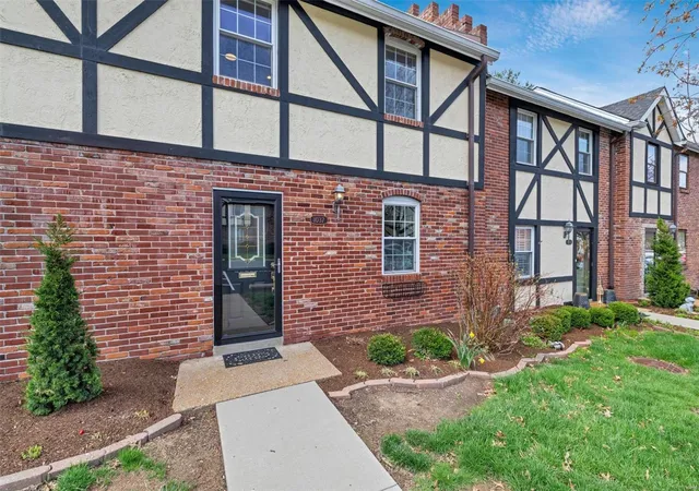 Townhouse for sale at 1037 Pinegate Dr, Saint Louis, MO 63122 | MLS# 25013533