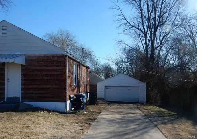 Photo 2 of Single family home for sale at 842 Margo Ave, Saint Louis, MO 63135 | MLS# 25013535 | Listing updated on 2025-03-07