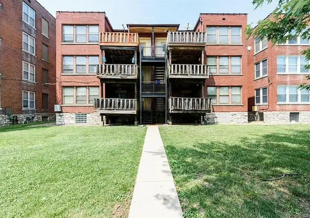 Photo 2 of Condo for sale at 5398 Pershing Ave #3E, Saint Louis, MO 63112 | MLS# 25013562 | Listing updated on 2025-03-08