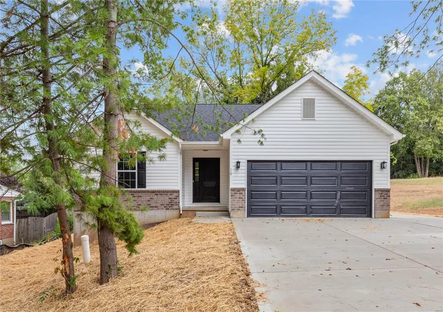 Photo 1 of Single family home for sale at 12 Cumberland Ave, Maryland Heights, MO 63043 | MLS# 25013571 | Listing updated on 2025-03-09