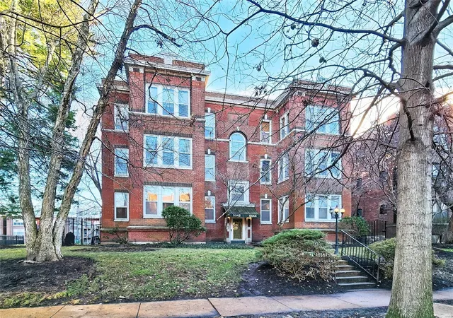 Photo 2 of Condo for sale at 5544 Waterman Blvd #2W, Saint Louis, MO 63112 | MLS# 25013602 | Listing updated on 2025-03-19
