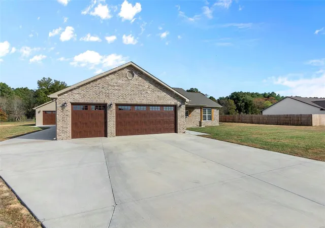 Photo 2 of Single family home for sale at 20 Bartlett Ct, Benton, MO 63736 | MLS# 25013708 | Listing updated on 2025-03-18
