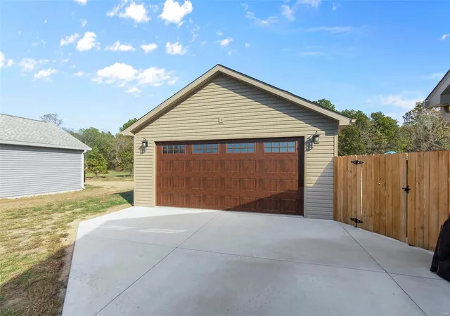 Photo 3 of Single family home for sale at 20 Bartlett Ct, Benton, MO 63736 | MLS# 25013708 | Listing updated on 2025-03-18