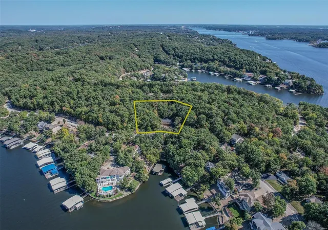 Photo 21 of Single family home for sale at 1212 Sweetwater Dr, Lake Ozark, MO 65049 | MLS# 25013716 | Listing updated on 2025-03-07