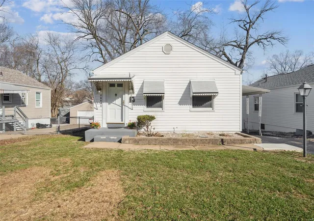 Photo 1 of Sale Pending at 10545 Saint Matthew Ln, Saint Ann, MO 63074 | MLS# 25013825 | Listing updated on 2025-03-16