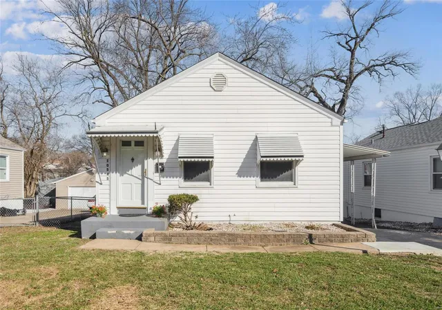 Photo 2 of Sale Pending at 10545 Saint Matthew Ln, Saint Ann, MO 63074 | MLS# 25013825 | Listing updated on 2025-03-16