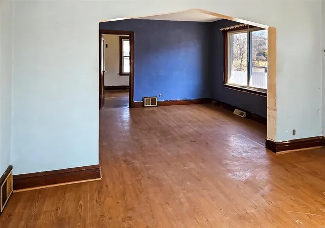 Photo 2 of Single family home for sale at 8005 Allen Ave, Saint Louis, MO 63114 | MLS# 25013840 | Listing updated on 2025-03-10
