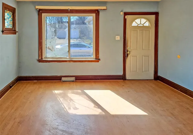 Photo 3 of Single family home for sale at 8005 Allen Ave, Saint Louis, MO 63114 | MLS# 25013840 | Listing updated on 2025-03-10