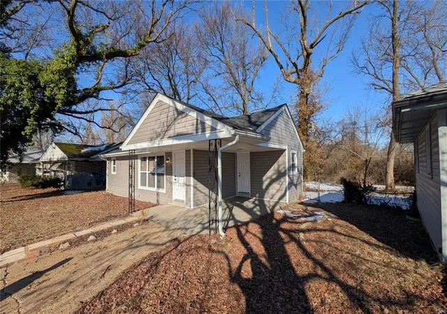 Photo 3 of Single family home for sale at 2105 Jannette, Saint Louis, MO 63136 | MLS# 25013854 | Listing updated on 2025-03-07