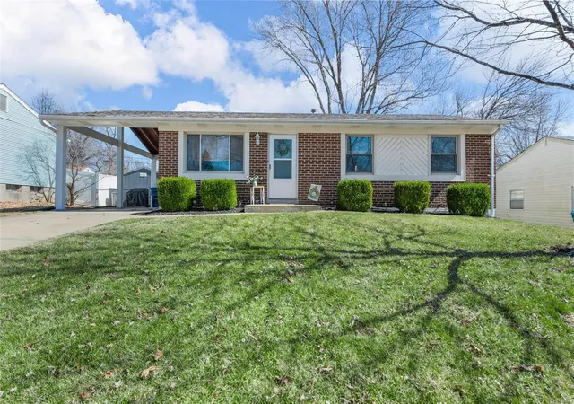 Photo 1 of Sale Pending at 2856 Penbrooke Ln, Saint Charles, MO 63301 | MLS# 25013875 | Listing updated on 2025-03-11