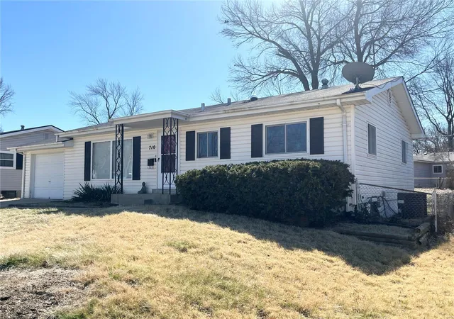 Photo 2 of Single family home for sale at 710 Village Sq Dr, Hazelwood, MO 63042 | MLS# 25013953 | Listing updated on 2025-03-17