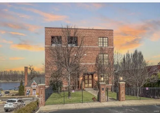 1st image of 6 E Front St #6, Washington, MO 63090 | MLS# 25014004