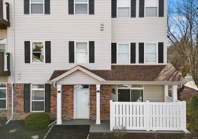 Listing Photo 1 - Condo for sale in building located at 1275 Gdns Cir Dr, St. Louis, MO 63125 - Unit #J