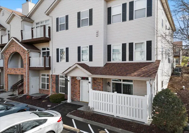 Listing Photo 2 - Condo for sale in building located at 1275 Gdns Cir Dr, St. Louis, MO 63125 - Unit #J