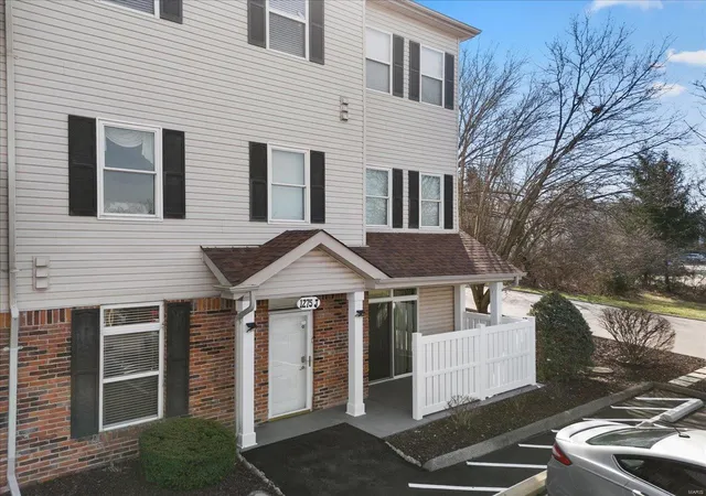 Listing Photo 3 - Condo for sale in building located at 1275 Gdns Cir Dr, St. Louis, MO 63125 - Unit #J