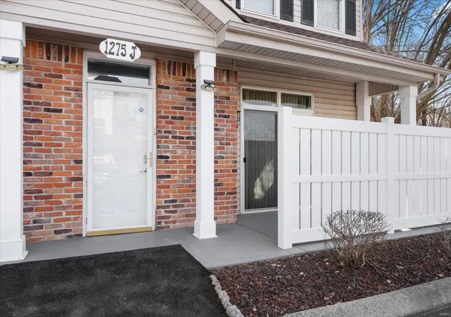 Listing Photo 4 - Condo for sale in building located at 1275 Gdns Cir Dr, St. Louis, MO 63125 - Unit #J