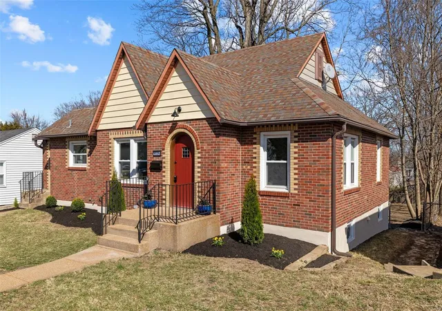 Photo 2 of Sale Pending at 9526 Brenda Ave, Saint Louis, MO 63123 | MLS# 25014089 | Listing updated on 2025-03-17