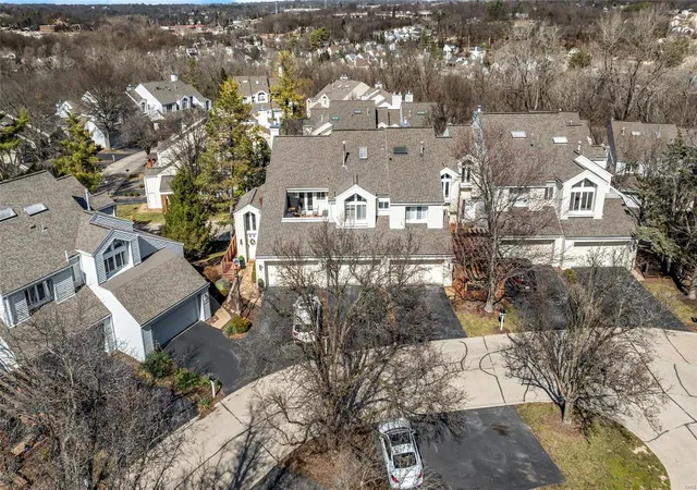 Photo 2 of Condo for sale at 1715 Highview Cir Ct, Ballwin, MO 63021 | MLS# 25014103 | Listing updated on 2025-03-18