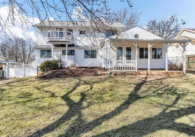 Photo 3 of Sale Pending at 1255 Stephenridge Dr, Saint Charles, MO 63304 | MLS# 25014132 | Listing updated on 2025-03-18