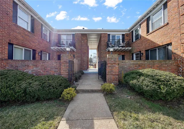 Photo 3 of Condo for sale at 13419 Land O Woods Dr #6, Saint Louis, MO 63141 | MLS# 25014139 | Listing updated on 2025-03-19