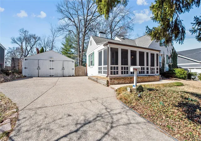 Photo 1 of Single family home for sale at 111 S Brent Ave, Saint Louis, MO 63122 | MLS# 25014144 | Listing updated on 2025-03-19