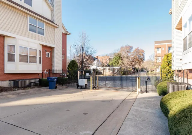 Photo 2 of Townhouse for sale at 5424 Delmar Pl Ct, Saint Louis, MO 63112 | MLS# 25014172 | Listing updated on 2025-03-14
